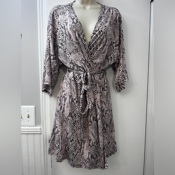 Secret Treasures Women’s Snake Print Kimono Style Robe with Belt M - Picture 4 of 10